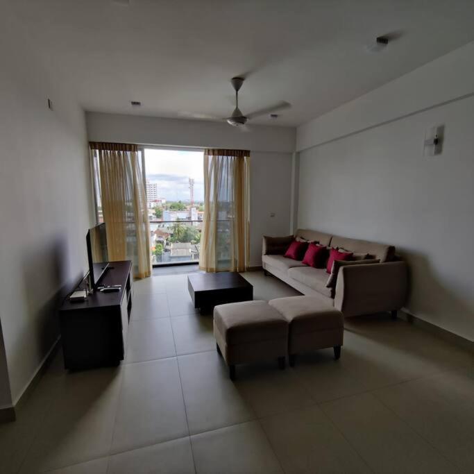 קולומבו Modern Apartment In Close Proximity To The Beach מראה חיצוני תמונה